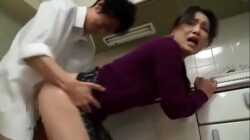 Madre japonesa folla con el hijo de la vecina