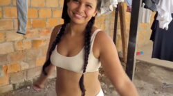 Linda latina morena sonriente en el patio de su casa, a punto de mamar verga del vecino