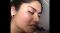 Gordita tetona cachonda mamando verga en el baño del gym