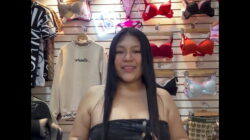 Vendedora de ropa chupa verga y la cogen en su local