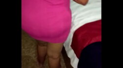 En el hotel con madura culona en vestido rosa