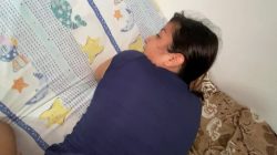 Mujer madura latina culona le meten la verga mientras está empinada en la cama