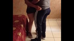 Mujer en lencería en encuentro sexual con hombre en ropa deportiva