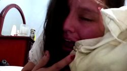 Mujer con gesto de dolor en la cara mientras le hacen sexo anal