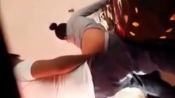 Joven y mujer madurita cogiendo en el cuarto