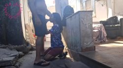 Mujer de rodillas mamando verga a hombre