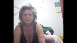 Milf casera tetona y nalgona urgida por coger
