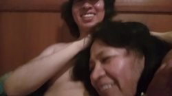 Señora y joven en la cama cogiendo