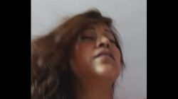 Mujer madura con cara de placer montando verga