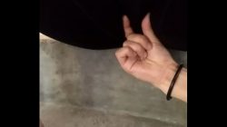 Mujer en mallones, le manosean la vagina mientras está sentada