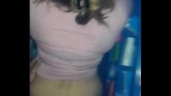 Mujer empinada, teniendo sexo en el trabajo con su compañero