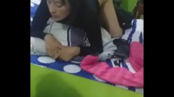 Madura flaquita en posición de perrito teniendo sexo con hombre