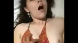 Mujer con cara de placer mientras se la cogen en la cama