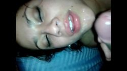 Hermosa mujer, le echan el semen en la cara