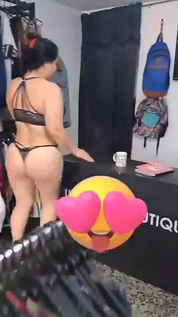Captura 6 del video: Convencen a vendedora de ropa de desnudarse en la tienda