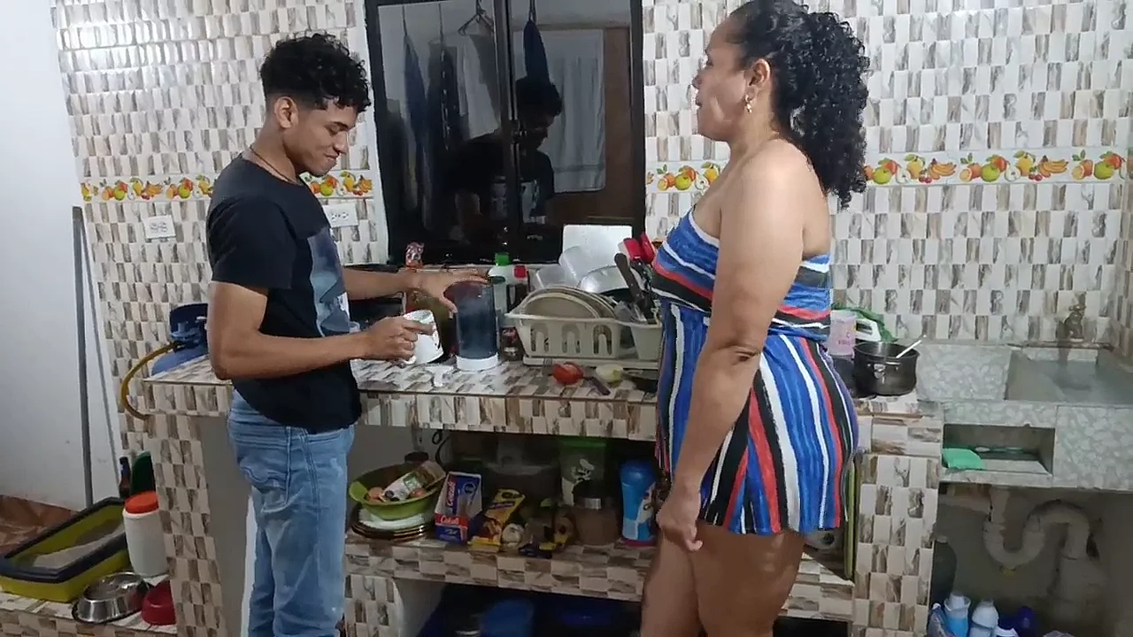 Captura 3 del video: La vecina vino por azúcar y terminó chupando mi verga juvenil