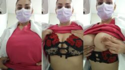 Mujer tetona vestida de enfermera mostrando sus grandes senos llenos de leche