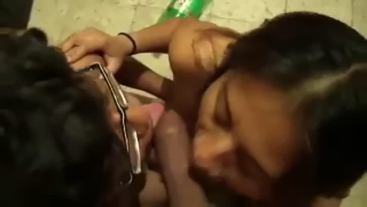 Captura 6 del video: Mi esposa y mi comadre me dan doble mamada
