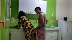 Mujer madura gordibuena y nalgona en vestido largo cogiendo con un joven en la cocina