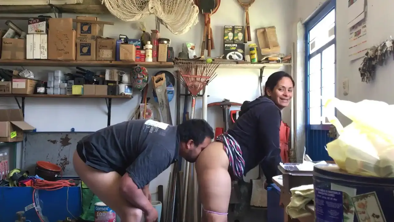 Captura 6 del video: Mi cuñada llega al taller y me regala su culo