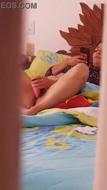 Mamá en su cuarto metiéndose un consolador en su panocha